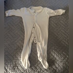 Kyte BABY white snap up bamboo sleeper. Size Preemie.